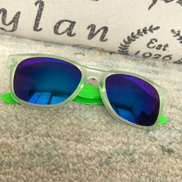 Green statement glasses - Picture 3 of 7